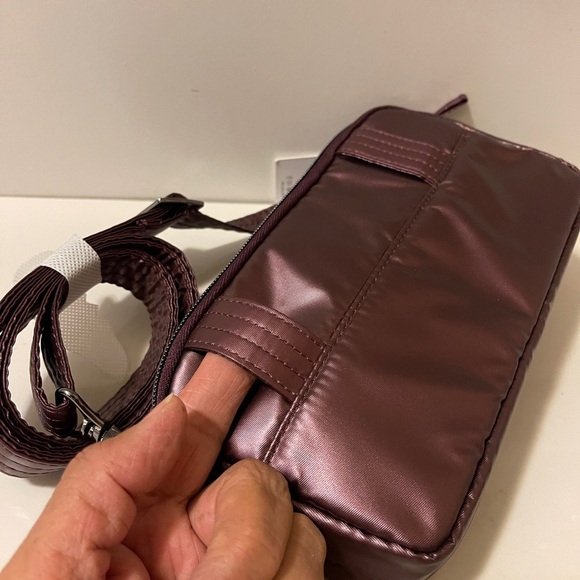 Lug Quilted RFID Convertible
Crossbody. Coupe 2. New Can attached to your belt - Picture 4 of 16